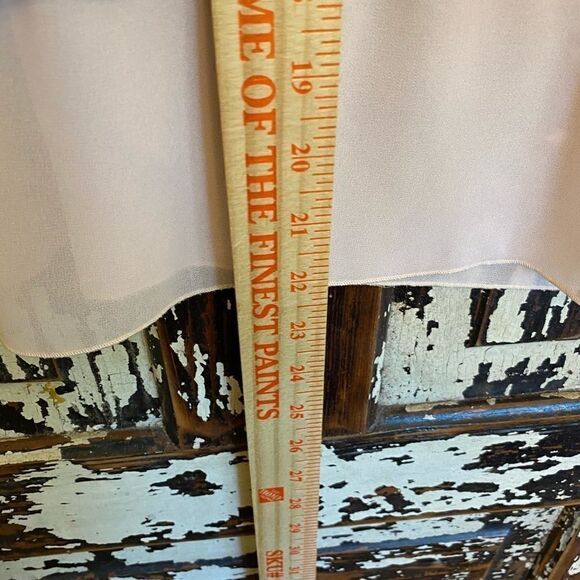 EUC super cute Banana Republic sheer bottom tank - Picture 7 of 7